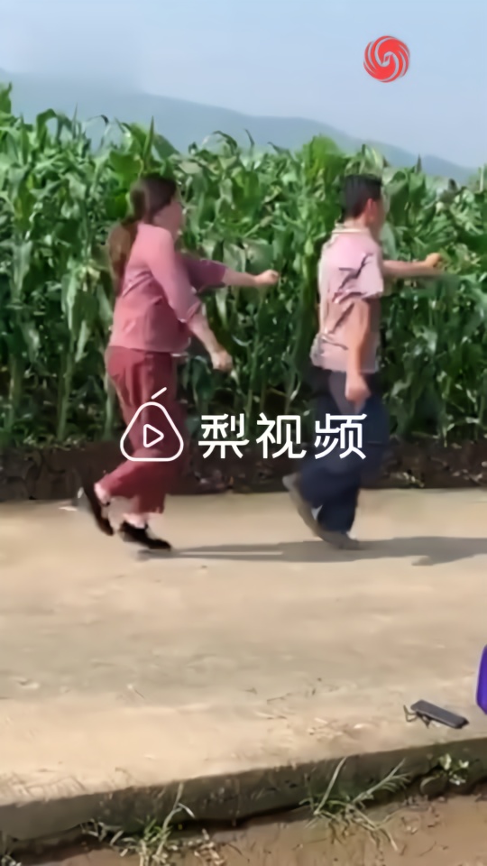 农民夫妻田间跳自创舞爆红，背后故事更温暖