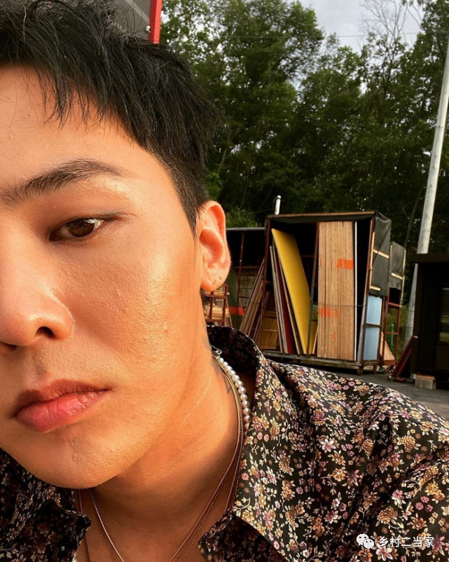 有种"整容"叫权志龙退伍后,无p图成"橘皮脸",32岁比同龄人还显老