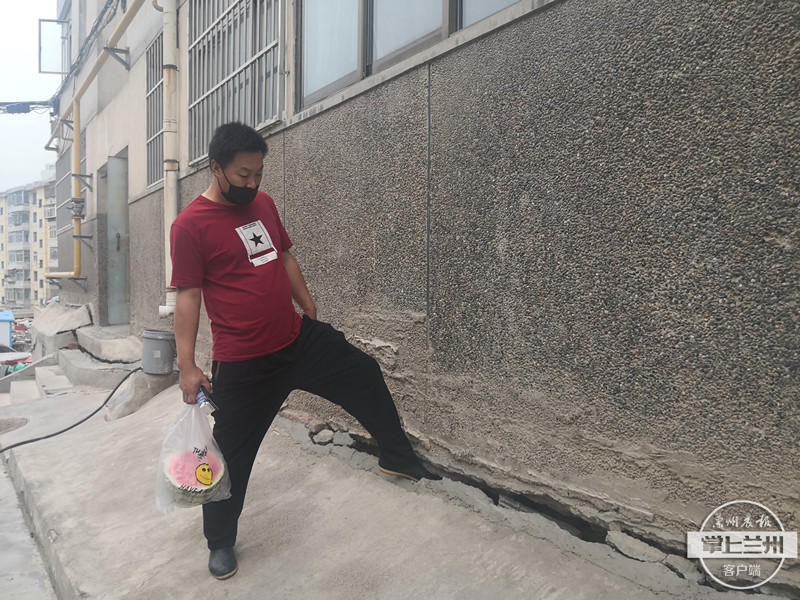 帮着办丨散水地基下陷 居民忧心忡忡__凤凰网