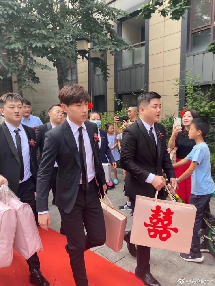 邓伦又双叒回石家庄当伴郎啦主业是演员副业是伴郎实锤了