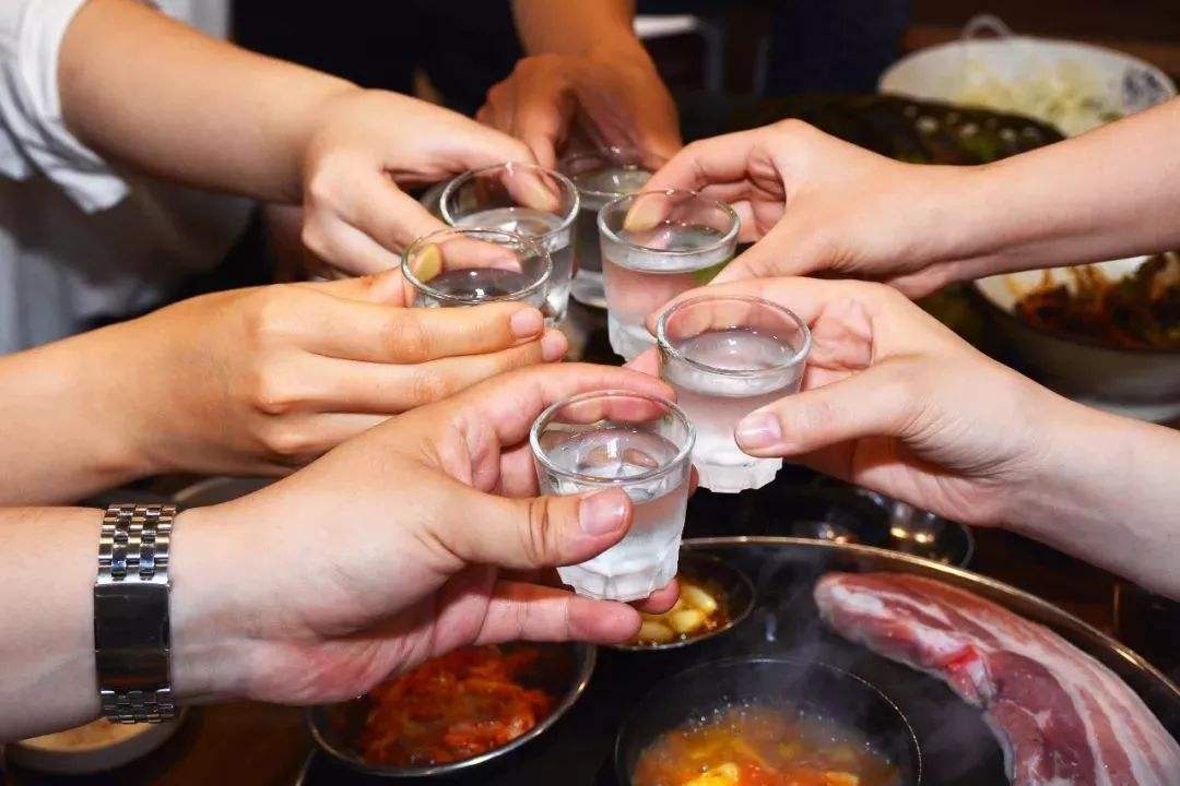 请同事吃饭但是同事带来五六个人关键是我都不认识咋办