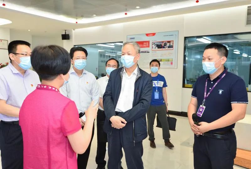 早期曾在陕西工作,历任陕西省人民政府办公厅干部,主任科员,助理调研