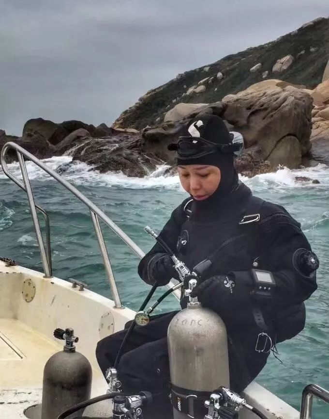 追鲨鱼的女孩带你去看水下中国周芳丨max探索奖提名