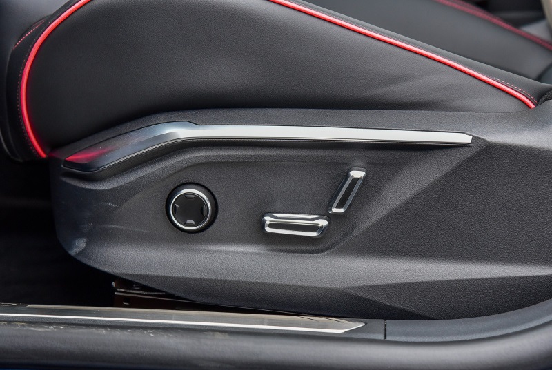 1.5T爆发177马力，油耗只需6.6L！领克06香不香？