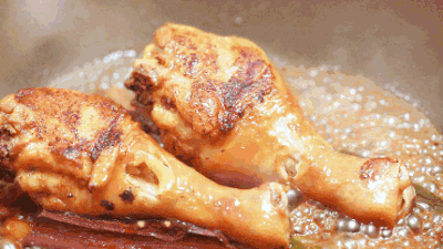 以100g为单位,米饭的热量是116千卡,馒头的热量是223千卡,鸡腿的热量