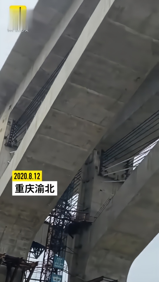 工人脚踩50℃钢筋修桥，塔吊送西瓜上高空解暑