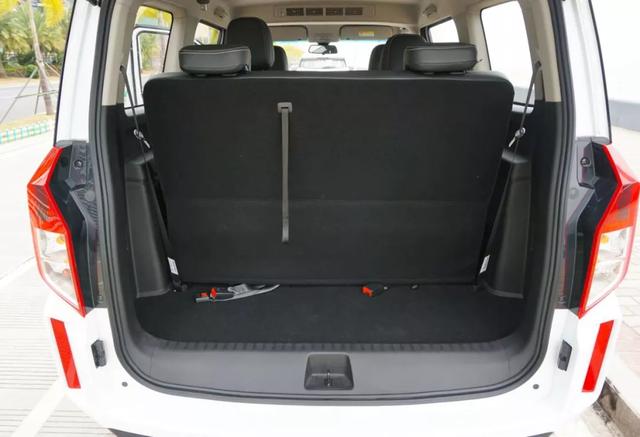 五菱宏光plus:家用商用两不误,选它就对了