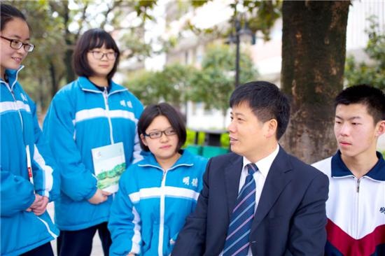 与明德雨花实验中学校长罗镇面对面:教育的温度,是"家"的温度