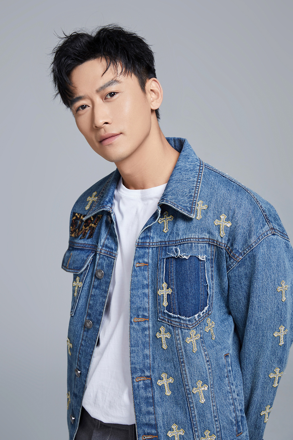 郑奇牛仔装干净清爽 眼神深邃尽显温柔__凤凰网