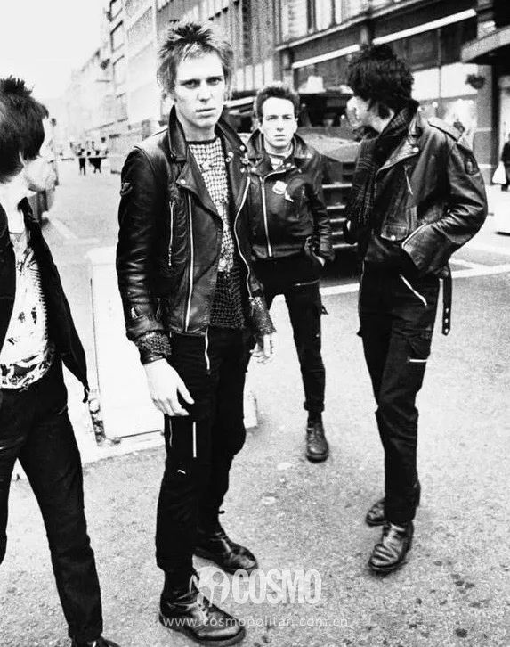 是黑色皮夹克和一头蓬松蘑菇头构成的,机车皮衣在乐队开始大幅度流行