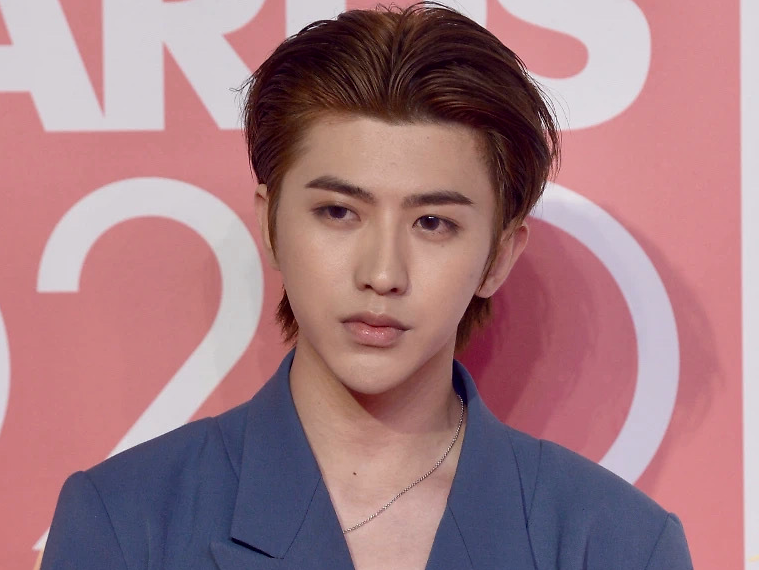 蔡徐坤无精修生图流出大长腿像开了美颜特效这脸型是认真的