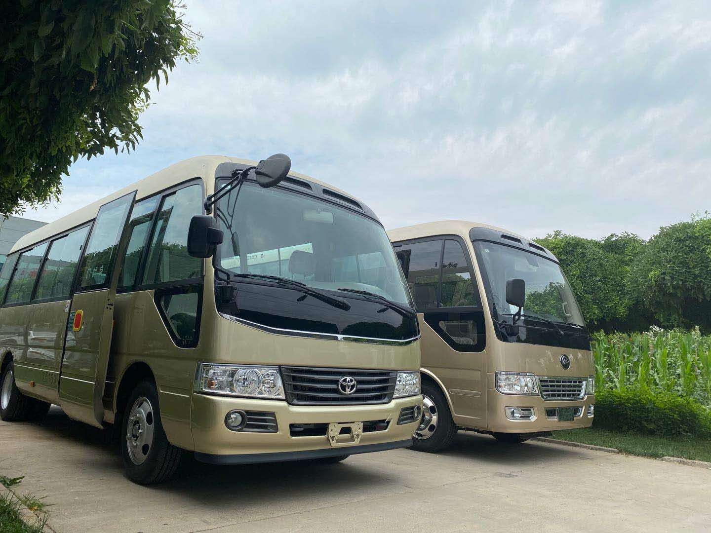丰田考斯特商务中巴改装车内饰的整体格局,保持原有的层次感与高档