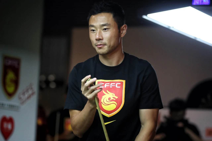 潘喜明擦擦球杆,再研究一下台球桌上的"技战术".河北华夏幸福官方供图