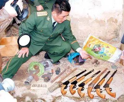 丁棍见难以逃脱威胁道:"不许过来!