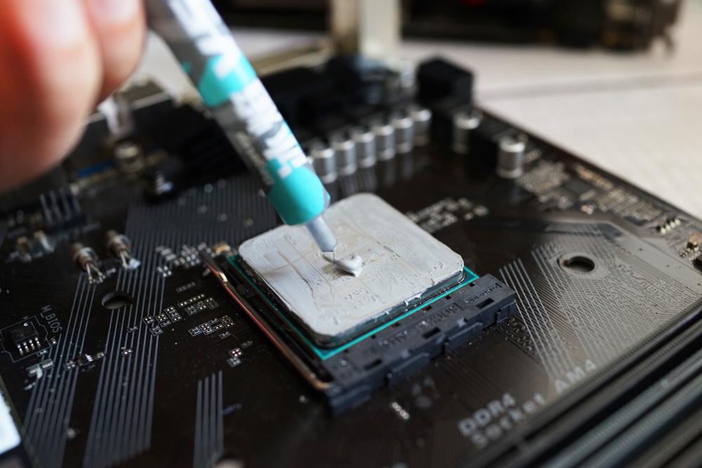 实际效果,拆掉原先的散热器,取出一点鑫谷冰焰v5硅脂涂在cpu中心位置