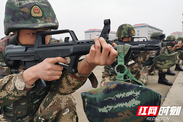 贴近实战练枪法武警湖南总队机动支队组织射击教练员集训