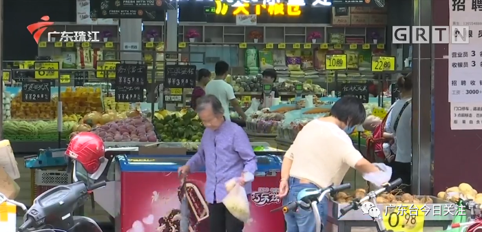 广东一阿婆偷拿排骨在超市门口被挂牌示众 店家称“本人同意”-第3张图片-大千世界
