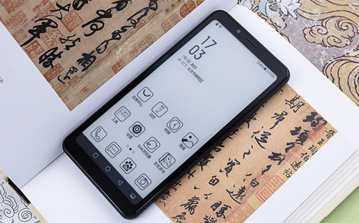 84英寸的彩色水墨屏,该屏幕采用最新印刷式彩色电子纸显示技术,让屏幕