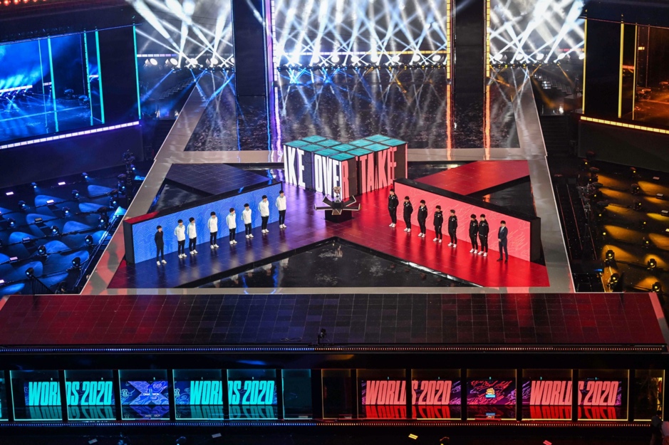 SN战队与DWG战队参加英雄联盟全球总决赛的开幕式。