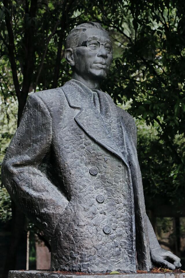 校园里的彭康像 . 摄影/孙运禛