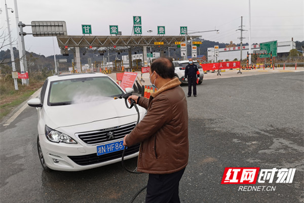 靖州:的党旗高扬在高速公路防疫一线。