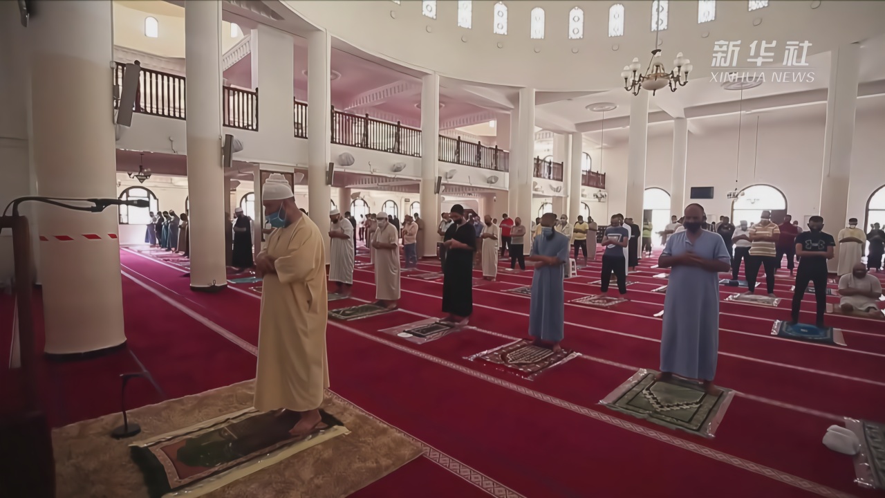 阿尔及利亚重新开放清真寺和海滩