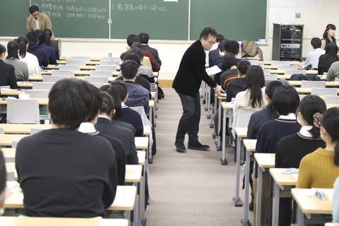直击日本高考：考生在校门口“临阵磨枪”家长奔神社祈福