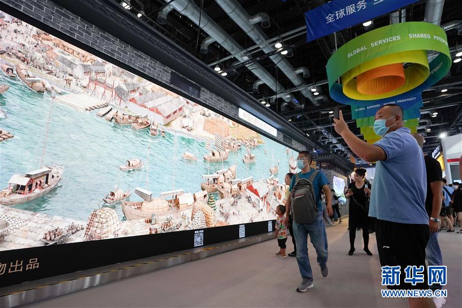 9月6日,参观者在服贸会综合展区参观展出的《穿越时空的大运河》数字影像。 新华社记者 鞠焕宗 摄