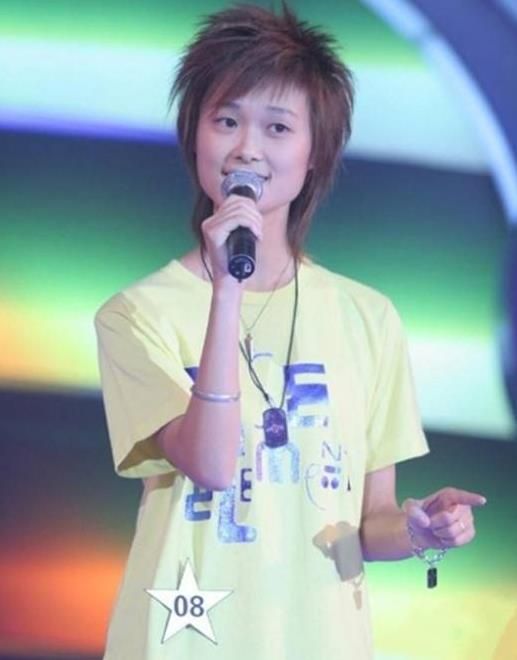 尴尬了！李宇春担任好声音导师，同为快女冠军的她们却是参赛选手