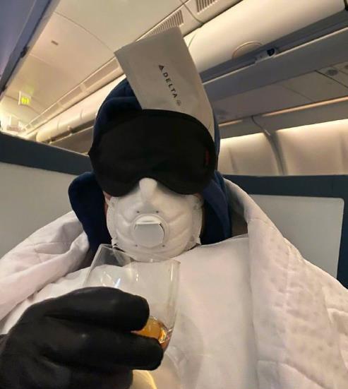 塞巴斯蒂安·斯坦晒出了坐飞机全副武装的照片1905电影网讯3月4日