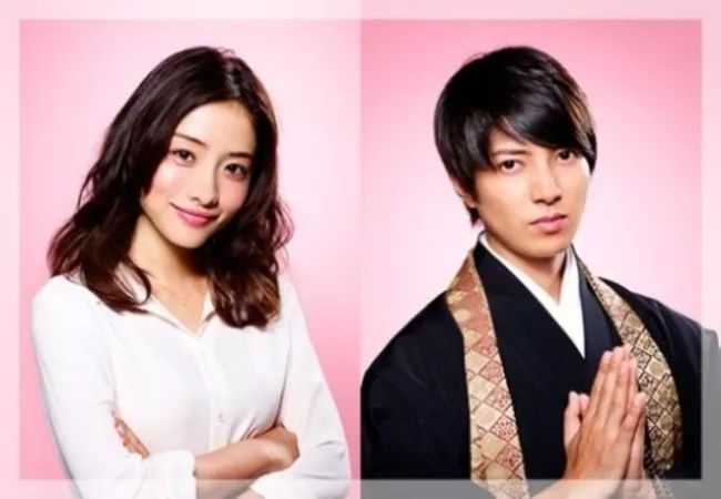 该剧中,山下智久扮演的寺庙继承人和石原里美扮演的英文教师疯狂给