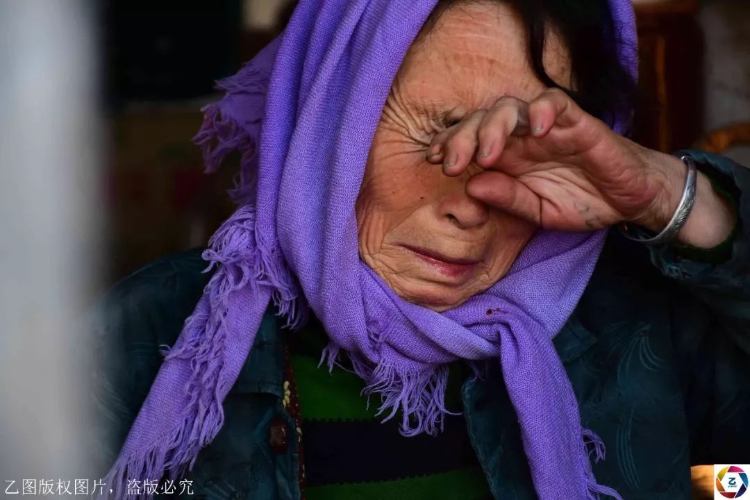 冰天雪地61岁奶奶倚在门框上盼孙子回家一次次失望后她哭了