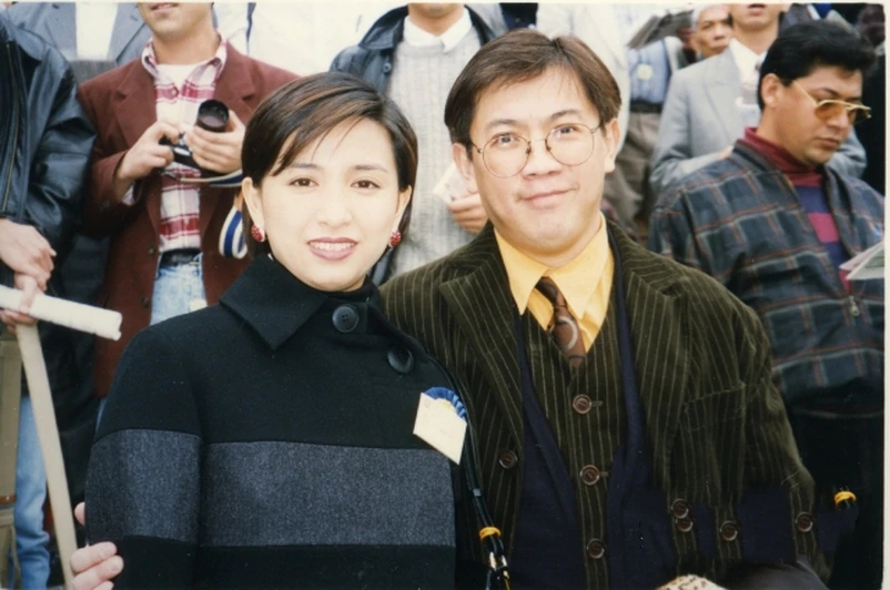 胡家骅家业丰厚,却为人踏实,吴婉芳隐退江湖,也只留倩影.