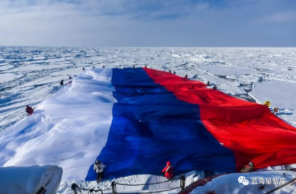 在北极铺设俄罗斯国旗 (蓝海星:孟光)