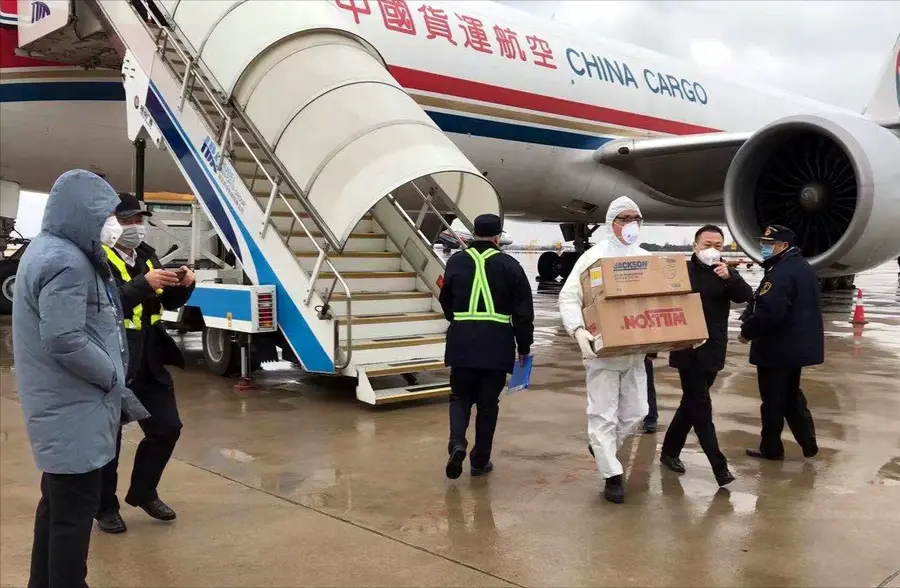 菲律宾马尼拉空运来的316万只口罩抵达武汉
