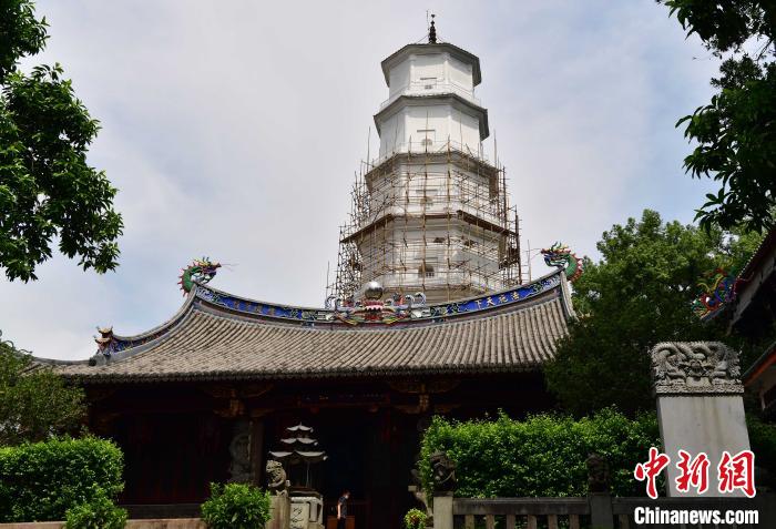 图为于山报恩定光多宝塔,因为外面涂上白灰层,故俗称“白塔”。从公元904年初建至今,白塔历经多次毁坏重建,现在的白塔构架和周边环境,是在1958年到1962年大修形成的。 张斌 摄