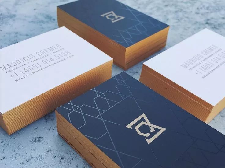 主要使用白色,利用纸张本身的颜色及多重色彩印刷可获得多样的印刷