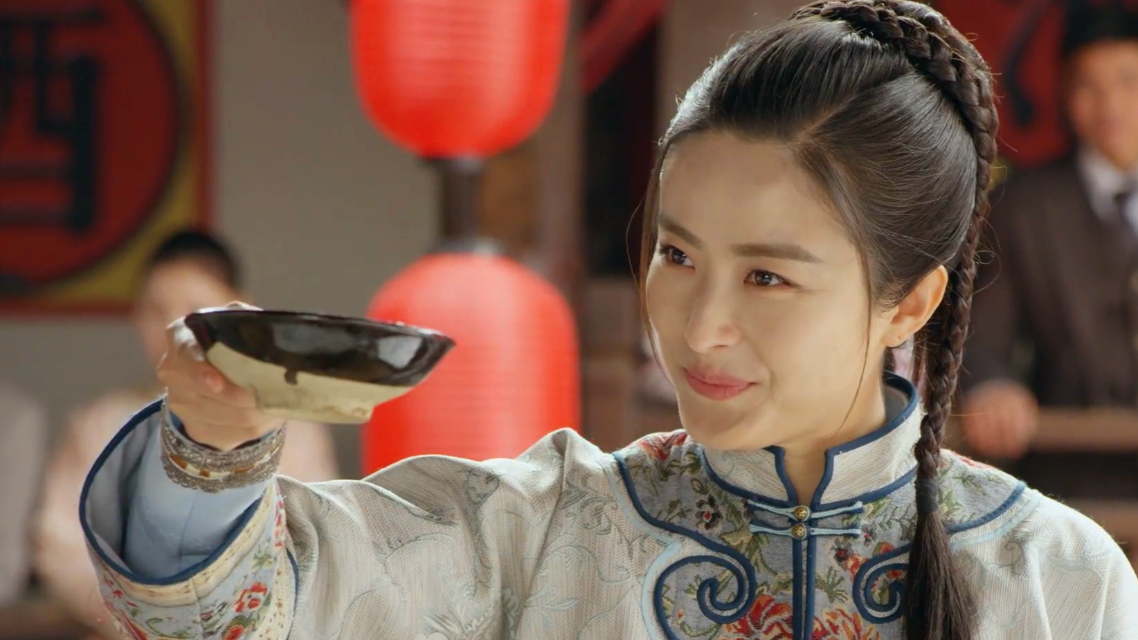 燕女侠不光武功高强,就连喝酒也是海量,直接喝趴下一众大男人