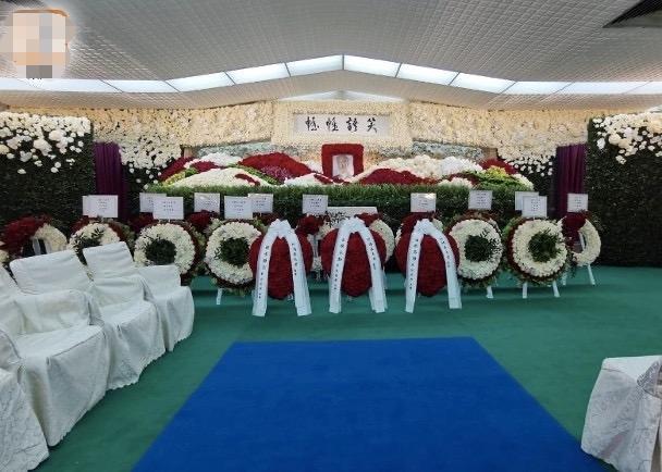 赌王遗体随800万棺木转移!灵车铺满白色鲜花,猷龙捧亡父亲遗照