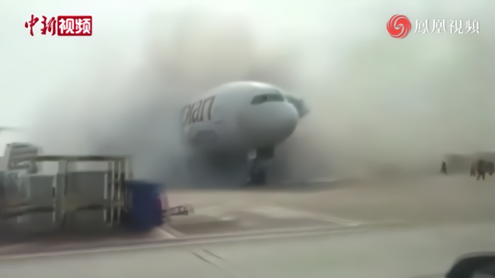 上海浦东机场一货机起火 现场浓烟滚滚