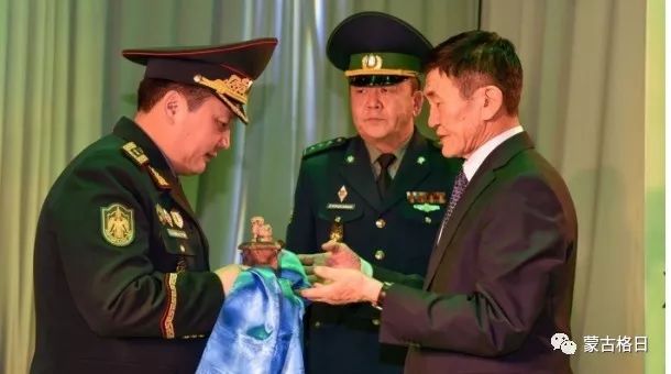 依据2019年12月25日第480号蒙古国政府令,批准辞去由斯日古楞少将担任