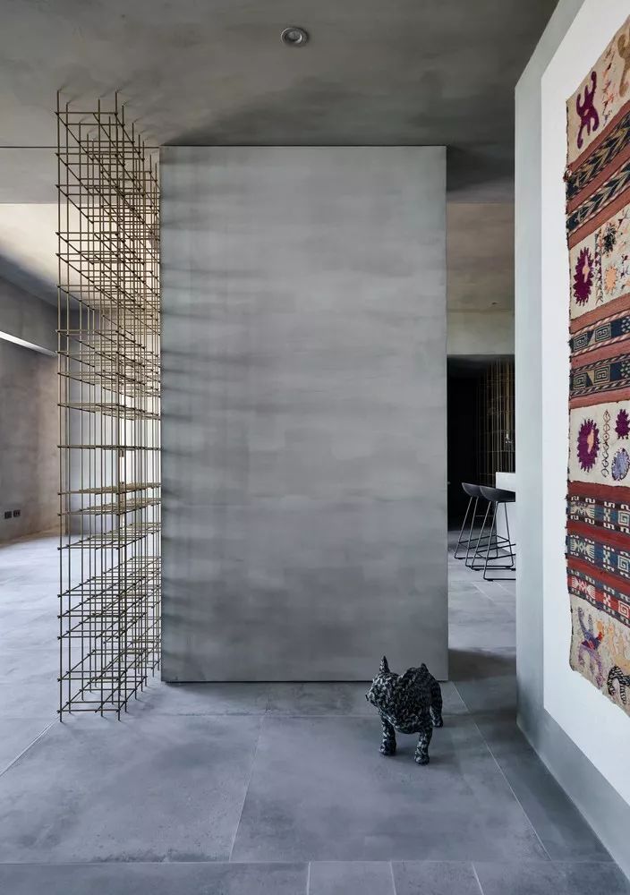 所谓的"叙利亚风",是指将原始的建筑墙体暴露出来,充满钢筋混凝土的