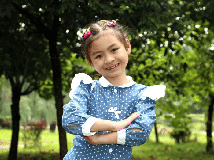 幼儿园"高颜值女孩"走红,人群里一眼捕捉,网友:天生的主角