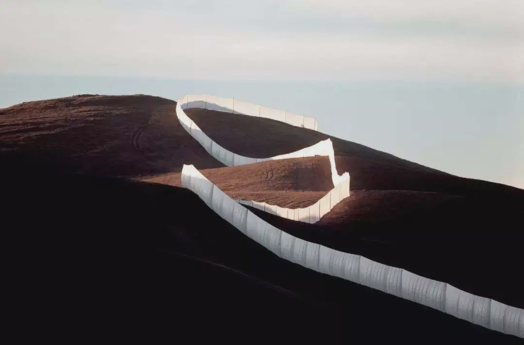 年,克里斯托夫妇完成了三个庞大的,惊世的地景艺术作品:《包裹海岸》