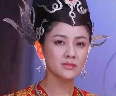 12年前的胡可(苏荃)不仅是一线主持,更是当家影视花旦,苏荃的风情万种