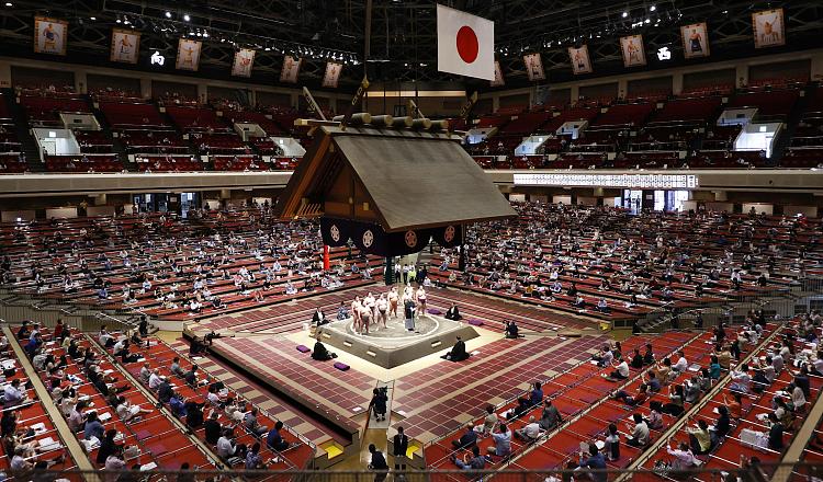 当地时间2020年7月19日,日本东京,日本大相扑7月赛事在东京两国国技馆正式鸣锣开赛,每天限2500名观众入场,为国技馆满座人数的四分之一左右。最多可供4人席地而坐的方形区域“升席”均仅限1人使用。比赛期间,观众必须佩戴口罩,可以鼓掌但不能发声加油。报道称,这也将是日本相扑史上首次无观众的3月春季赛事以来,时隔一个赛季再度举办正式比赛。