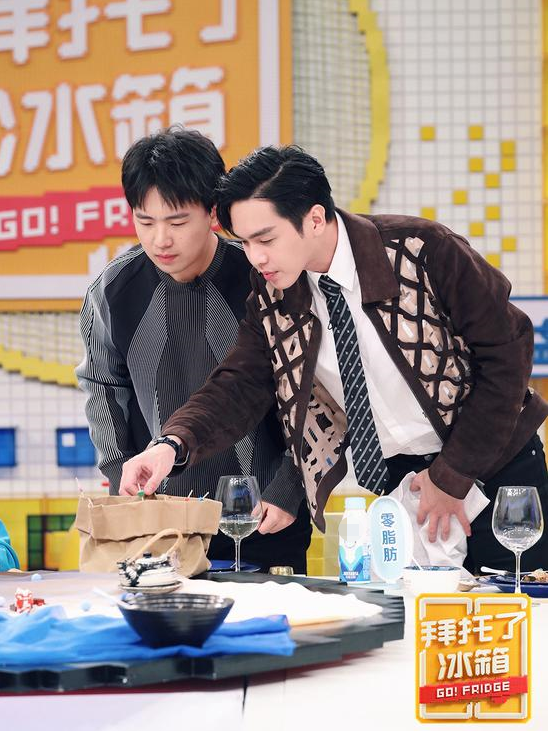 张若昀称常为爱妻下厨与郭麒麟挑战扯面