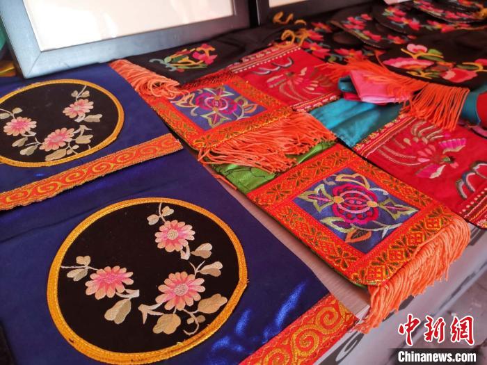 蒙古族民间刺绣传承人让针尖 生花 凤凰网