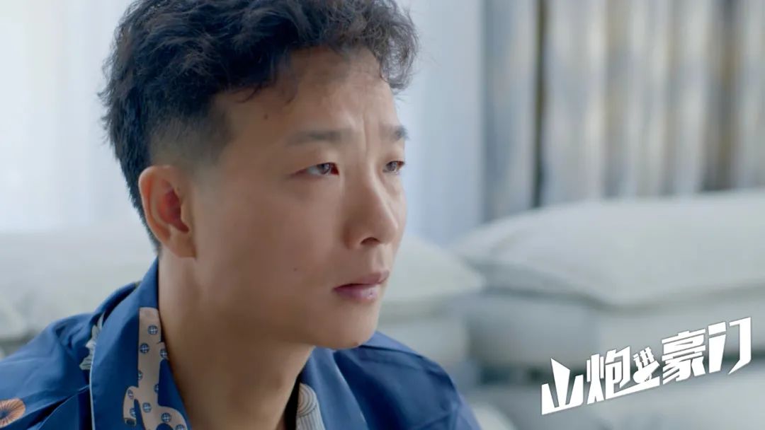 导演张海在本片身兼多职,既是编剧也是演员,亲自上阵担纲男一号,饰演