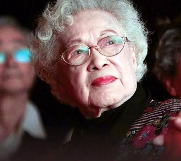 98岁秦怡在病房"领奖":事宁人苦难,终成传奇